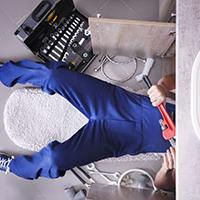 Plumber under sink - British plumbers can almost double their salaries in Germany